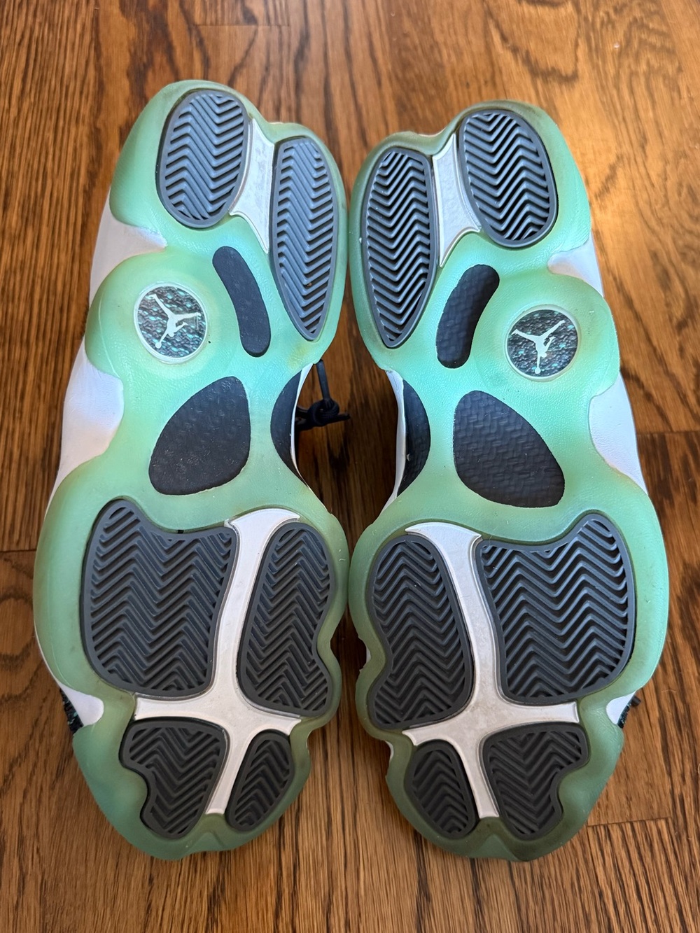 Like new Jordan future Wolf Grey Emerald Rise Sneaker - Picture 4 of 4